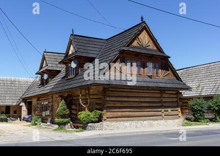 Chocholow, Pologne : 30 juillet 2017 - Maisons traditionnelles en bois du village de Chocholow, région des montagnes Tatra, Pologne, Banque D'Images