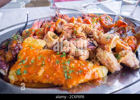 Fruits de mer de Grèce et de Chypre sur l'assiette avec pieuvre, calamars, crevettes et crevettes Banque D'Images