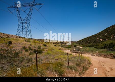 Sentier tout-terrain à côté des lignes électriques en Californie Banque D'Images