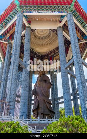 Statue de Guanyin (Guan Yin ou Kuan Yin), déesse bouddhiste de la miséricorde, Temple de Kek Lok si, Air ITAM, Penang, Malaisie Banque D'Images