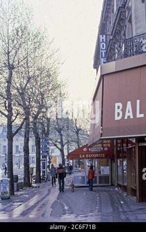 Le trajet matinal passe devant le bar la Favorite de la place Saint Michel à Paris  cliché d'archives numérisé depuis la transparence; 1972 Banque D'Images