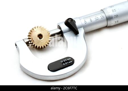 Il s'agit d'une image rapprochée d'un micromètre d'ingénierie utilisé pour mesurer avec précision les pièces usinées. Banque D'Images