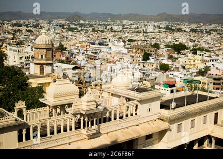 scène urbaine d'udaipur depuis le palais de la ville Banque D'Images