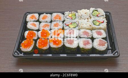 Deux douzaines de sushis au plateau cuisine japonaise Takeaway Banque D'Images