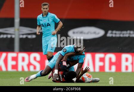 Moussa Sissoko (haut de la page) de Tottenham Hotspur et Jefferson Lerma (à Bournemouth) se battent pour le ballon lors du match de la première ligue au stade Vitality, à Bournemouth. Banque D'Images