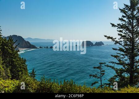 Vue panoramique sur les piles de la mer le long de la côte sauvage près de Cape Meares, en Oregon Banque D'Images