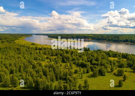 Vue aérienne de la Volga le jour de juillet (photographie aérienne). Région de Yaroslavl, Russie Banque D'Images