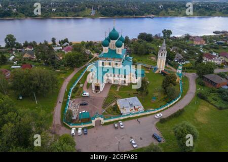 Au-dessus de l'ancienne cathédrale de la Résurrection du Christ, un jour d'été (photographie aérienne). Tutaev, Russie Banque D'Images