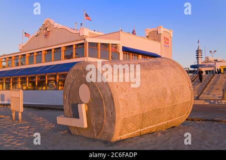 Bubba Gump Restaurant & Outil Art Sculpture, la jetée de Santa Monica, Santa Monica, Californie, USA Banque D'Images