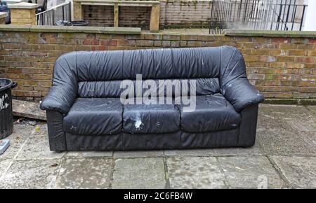 Ancien canapé en attente de la collection de meubles rejetée Banque D'Images