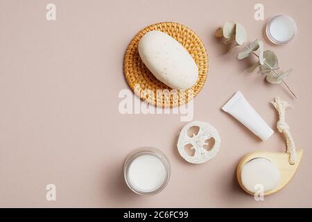 Composition de la pose de plat avec cosmétiques SPA et accessoires de salle de bain sur fond beige. Concept de soins de la peau. Banque D'Images