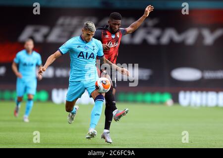 Erik Lamela, de Tottenham Hotspur (à gauche) Jefferson Lerma, à Bournemouth, lutte pour le ballon lors du match de la première Ligue au stade Vitality, à Bournemouth. Banque D'Images