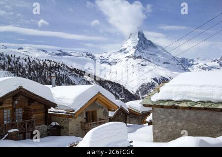 Village Eggen en hiver avec des toits couverts de neige profonde sous les célèbres Alpes, le monument de Matterhorn, Zermatt, Suisse Banque D'Images