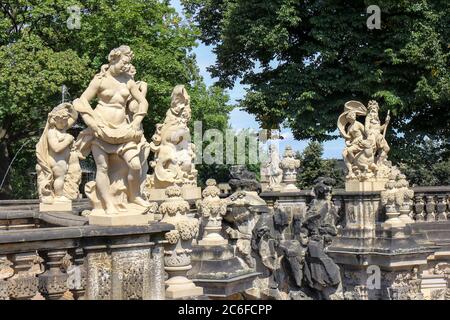 Figures et statues de Fariy sur le Nymphenbad au palais baroque Zwinger à Dresde, Allemagne, Banque D'Images