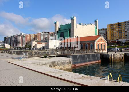 Festival Palace Palacio de Festivales Santander Cantabria Espagne Bâtiment conçu pour représenter un tigre qui repose sur son dos avec ses jambes dans l'air Banque D'Images