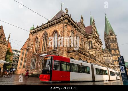 Brême, Allemagne - 5 août 2019 : tramway traversant l'ancienne place du marché Banque D'Images