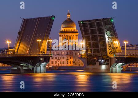 Le dôme de la cathédrale Saint-Isaac sur le site du pont Divorcé de Blagoveschensky, dans une nuit de juin. Saint-Pétersbourg, Russie Banque D'Images