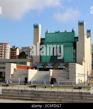 Festival Palace Palacio de Festivales Santander Cantabria Espagne Bâtiment conçu pour représenter un tigre qui repose sur son dos avec ses jambes dans l'air Banque D'Images