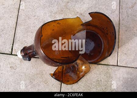 Une grande bouteille de verre marron cassée, sale, posée sur les carreaux. Pays-Bas, Bergen, janvier Banque D'Images