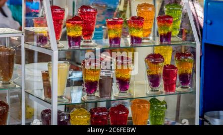 gelée douce colorée sur un marché alimentaire à cusco pérou Banque D'Images