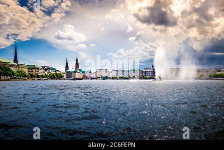 panorama horizontal idyllique du front de mer de binnenalster dans la vieille ville de hambourg avec vue sur la jungfernstieg avec hôtel de ville et tour majestueuse de l'église Banque D'Images