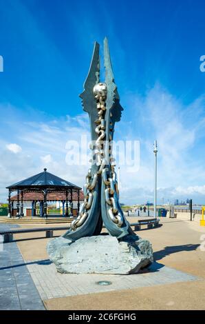 Un morceau d'art public sur le front de mer Sinterlation Redcar par le sculpteur Ian Randall célèbre la tradition sidérurgique locale Banque D'Images