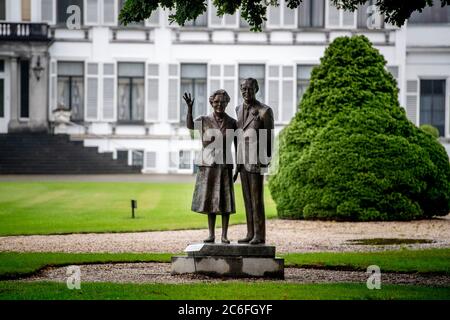 La princesse Irene et la princesse Margriet ne sont pas d'accord avec les plans de réduire les Borrebos près du palais Soestdijk et de construire des maisons sur les anciens terrains de la Royal Netherlands Marechaussee. Dans une lettre adressée au conseil municipal de Baarn, ils ont déclaré qu'ils étaient « détournés » des nouveaux plans. Au cours de plusieurs sessions, le conseil municipal a examiné l'avant-projet de plan de zonage de l'ancien palais vivant et en activité de la reine Juliana et du prince Bernhard. Banque D'Images