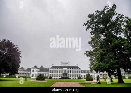 La princesse Irene et la princesse Margriet ne sont pas d'accord avec les plans de réduire les Borrebos près du palais Soestdijk et de construire des maisons sur les anciens terrains de la Royal Netherlands Marechaussee. Dans une lettre adressée au conseil municipal de Baarn, ils ont déclaré qu'ils étaient « détournés » des nouveaux plans. Au cours de plusieurs sessions, le conseil municipal a examiné l'avant-projet de plan de zonage de l'ancien palais vivant et en activité de la reine Juliana et du prince Bernhard. Banque D'Images