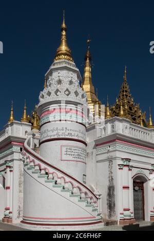 Sagaing, Myanmar - 16 janvier 2019 : une des petites tours de la Pagode U min Kyaukse, représentant le style architectural traditionnel typique Banque D'Images