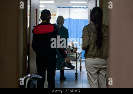 Le personnel médical qui s'est rendu aux victimes des inondations de Sindhupalchowk à l'hôpital de Hams.selon le surintendant adjoint de la police (DSP) Madhavv Prasad Kafle, un total de 20 maisons ont été emportées, deux personnes sont mortes et au moins 20 autres ont disparu après des inondations soudaines déclenchées par des pluies incessantes dans le district de Sindhupalchowk, Environ 80 km (50 miles) au nord-est de Katmandou. Banque D'Images