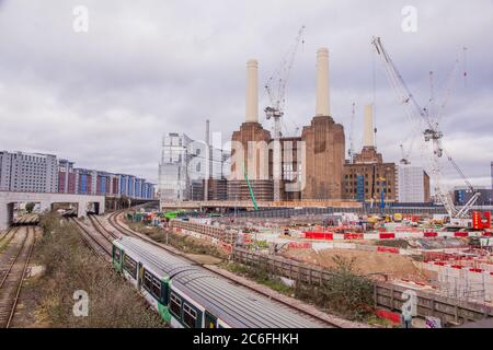 La ligne ferroviaire passe par le réaménagement et la construction de la centrale électrique de Battersea et de grues dans la région de neuf Elms dans le sud de Londres Banque D'Images