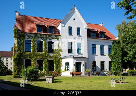 Vieille école de Cracovie am See, Allemagne, abrite un musée d'impression de livres avec atelier de spectacle et bibliothèque de la ville Banque D'Images