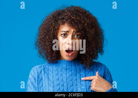 Close-up portrait offensé et contrarié silly timide femme afro-américaine a été accusé ou blâmé, faisant elle-même et à insulté, haletant staring Banque D'Images