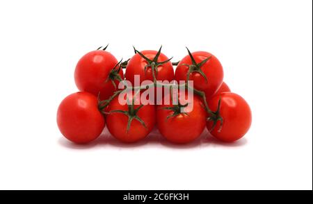 Plusieurs tomates mûres rouges sur fond clair. Produit naturel. Couleur naturelle. Gros plan. Banque D'Images