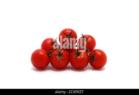 Plusieurs tomates mûres rouges sur fond clair. Produit naturel. Couleur naturelle. Gros plan. Banque D'Images