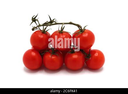 Plusieurs tomates mûres rouges sur fond clair. Produit naturel. Couleur naturelle. Gros plan. Banque D'Images