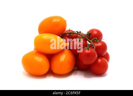 Plusieurs tomates mûres rouges et jaunes sur un fond clair. Produit naturel. Couleur naturelle. Gros plan. Banque D'Images