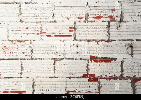 un vieux fond de mur de briques rouges peintes en blanc Banque D'Images