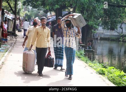 Dhaka, Bangladesh. 9 juillet 2020. Les employés qui quittent l'usine de jute Latif Bawany avec leurs bagages en tant qu'employés de l'usine de jute appartenant à l'État sont licenciés.le gouvernement a décidé d'envoyer 25,000 employés des usines de jute appartenant à l'État en retraite volontaire anticipée afin de réduire les pertes subies au cours des dernières années. Les travailleurs seront mis à la retraite par le biais du régime de poignée de main d'or, la disposition d'un contrat d'emploi qui stipule que l'employeur fournira une indemnité de départ importante si l'employé est mis à pied. Crédit: Sultan Mahmud Mukut/SOPA Images/ZUMA Wire/Alay Live News Banque D'Images