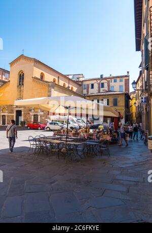 Lucca, Italie - 17 août 2019 : Église de San Salvatore à Mustolio et fontaine Della Pupponona avec statue Naiad sur la place Misericordia de Lucca Banque D'Images