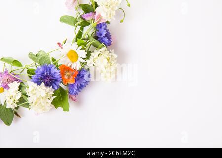 Couronne de fleurs sauvages isolée sur fond blanc. Banque D'Images