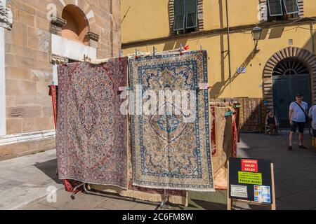 Lucca, Italie - 17 août 2019 : une promenade de touristes et de locaux sur le marché aux puces dans le centre historique de Lucca, Toscane, Italie Banque D'Images