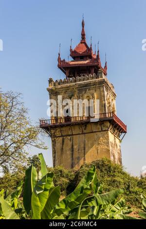 Le Nanthyin Watchtower situé à Inwa ou Ava à proximité de Mandalay est tout ce qui reste de l'ancien palais Ava élevé par le roi Bagyidaw Banque D'Images