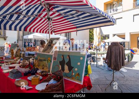 Lucca, Italie - 17 août 2019 : une promenade de touristes et de locaux sur le marché aux puces dans le centre historique de Lucca, Toscane, Italie Banque D'Images