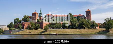 Le château de Wawel en vue panoramique - le célèbre point de repère de Cracovie, Pologne. (grande lime cousue) Banque D'Images