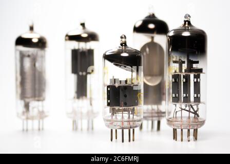 Un groupe de tubes à vide vintage datant des années 50. Banque D'Images