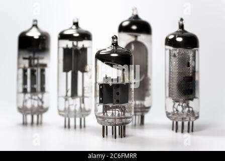 Un groupe de tubes à vide vintage datant des années 50. Banque D'Images