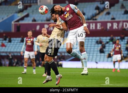 Bruno Fernandes (à gauche) et Tyrone Mings d'Aston Villa se battent pour le ballon lors du match de la Premier League à Villa Park, Birmingham. Banque D'Images