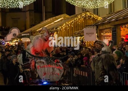 Villach, Autriche - 29 novembre 2019 : un Krampus, une figure préchrétienne traditionnelle, anthropomorphe et érontée dans la région alpine, au Percht annuel Banque D'Images