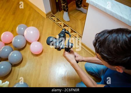 Opérateur de nacelle avec équipament noir - stabilisateur et caméra de cinéma . Un homme non identifié tenant la nacelle un stabilisateur de caméra . Homme tenant la nacelle Banque D'Images